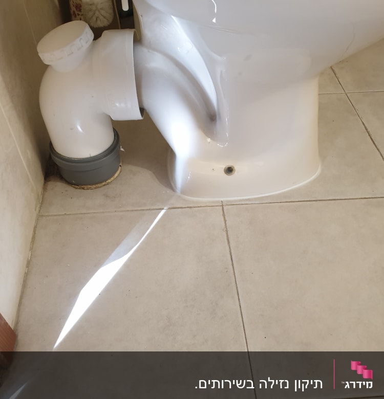 חיבור צינור ביוב לאסלה בחדר אמבטיה